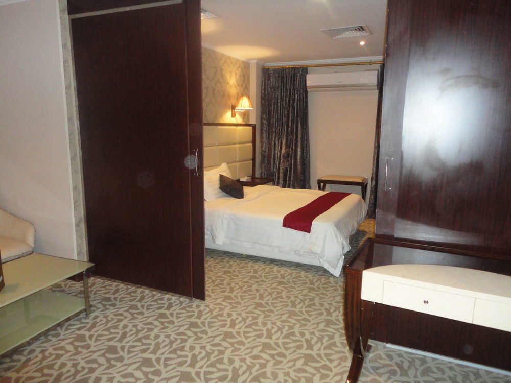 Imperial Suites Hotel Al-Manamah Bagian luar foto